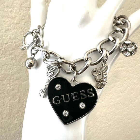 GUESS SILVER TONE CHAIN BLACK HEART CRYSTAL LOGO LOCK & KEY CHARM BRACELET - Picture 2 of 9